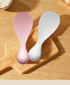Cuillère à riz debout avec joli design de bascule, cuillère de cuisine antiadhésive rose et blanche.