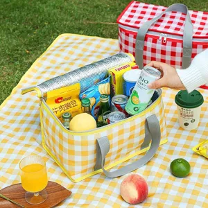 Grote gele geruite picknicktas met geïsoleerde aluminiumfolie voor buitenkamperen en reizen.