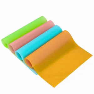Rotolo di tappetino antiscivolo colorato per cassetti e cucina impermeabile vista