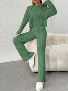 Ensemble décontracté vert en tricot à capuche avec pantalon large pour femme en automne.