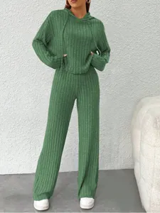 Ensemble deux pieces en tricot côtelé vert avec un sweat à capuche et un pantalon large.