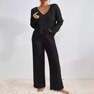 Γυναικείο μαύρο ριμπ σετ loungewear με V λαιμόκοψη μακρυμάνικο τοπ και φαρδύ παντελόνι κύρια εικόνα