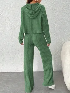 Ensemble deux pièces en tricot côtelé vert avec sweat à capuche décontracté et pantalon.