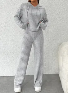 Detail de texture tricot texture côtelée du sweat à capuche gris et pantalon décontracté.