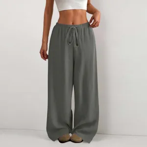 Vista dettagliata dei pantaloni casual larghi grigi stropicciati da donna con comoda coulisse.
