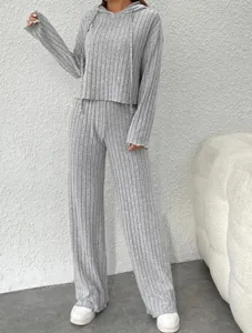 Vue détaillée de l'ensemble de loungewear gris en tricot côtelé avec sweat.