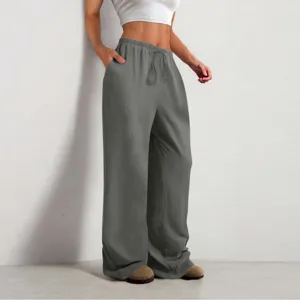 Dettaglio pantaloni casual, tessuto drappeggiato testurizzato con cordoncino.