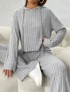 Ensemble deux pièces en tricot côtelé gris, sweat à capuche et pantalon ample, décontracté.