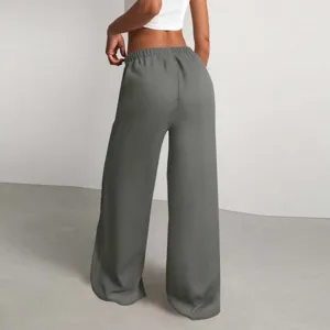 Vista dettaglio di pantaloni larghi donna tinta unita casual, tessuto strutturato morbido.