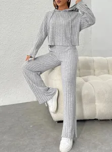 Vue détaillée du sweat à capuche et pantalon large en tricot côtelé gris, ensemble.