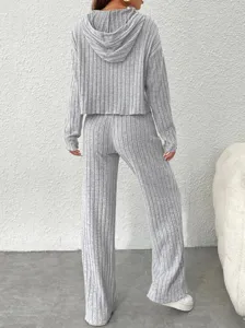 Vue détaillée de l'ensemble décontracté en tricot avec sweat à capuche et pantalon gris.