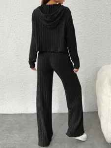 Vue arrière détaillée du sweat à capuche en tricot côtelé et de l'élégant pantalon large.