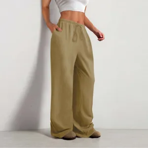 Dettaglio dei pantaloni larghi casual da donna in tessuto stropicciato cachi con coulisse.