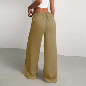 Dettaglio posteriore di pantaloni casual plissettati a vita alta in tinta unita kaki.