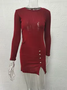 Robe moulante à manches longues côtelée rouge vin avec fente latérale et boutons dorés.