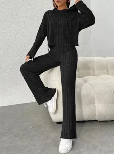 Gros plan sur la texture en tricot côtelé et la coupe confortable de cet ensemble noir.