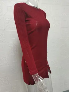 Vue détail latérale robe moulante manches longues tricot côtelé rouge foncé boutons dorés.