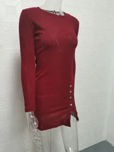 Robe courte moulante en tricot côtelé rouge vin à manches longues boutons détails vue
