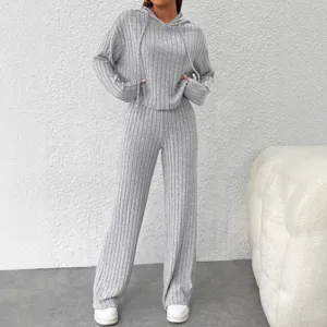 Ensemble deux pièces décontracté en tricot côtelé avec sweat à capuche et pantalon large.