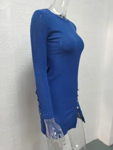 Robe moulante bleue à manches longues côtelée avec boutons latéraux élégants pour femmes.