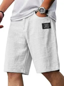Pantaloncini casual bianchi in lino da uomo con tasche ed etichetta tessuta elegante estate.