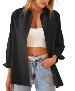 Camicia nera ampia a maniche lunghe in dettaglio, abbinata a top bianco corto e jeans.