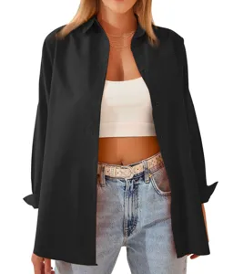 Vista dettagliata di camicia casual nera a manica lunga da donna con top bianco e jeans.