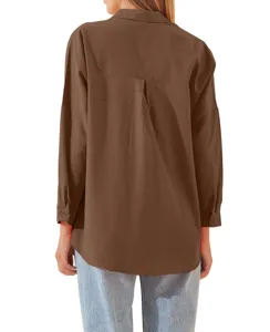 Dettaglio posteriore della comoda camicia casual a maniche lunghe con piega sul dorso.