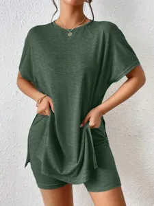 Conjunto informal de camiseta con mangas de murcielago cuello redondo y shorts ajustados detalle.