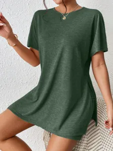 Detalle de camiseta casual con abertura y pantalones cortos verde oscuro, tela suave, conjunto.