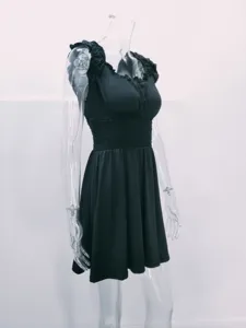Vista di dettaglio dell'abito estivo nero da donna con vita smock e volant eleganti.