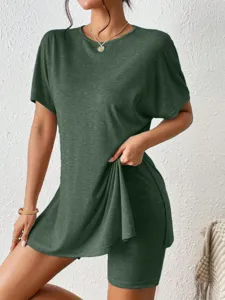 Vista detallada del conjunto verde casual, top de manga murciélago y pantalones cortos.