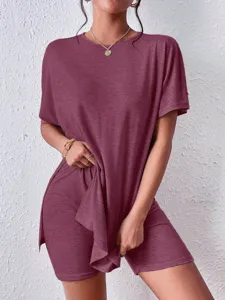 Conjunto casual de dos piezas lisas con mangas murciélago y pantalones cortos ajustados.