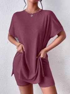 Detalle en primer plano de la camiseta informal lisa de manga murciélago con pantalón corto.