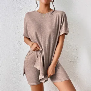 Conjunto casual de dos piezas con camiseta de manga murciélago y pantalones cortos ajustados.