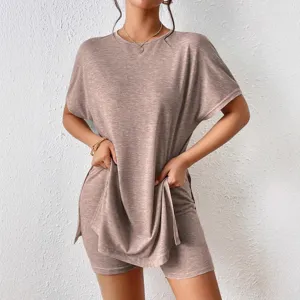 Conjunto casual de dos piezas monocolor con elegante top de manga murciélago y short.