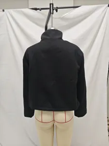 Détails de dos d'une veste d'hiver décontractée en polaire noire à col stand pour femmes.