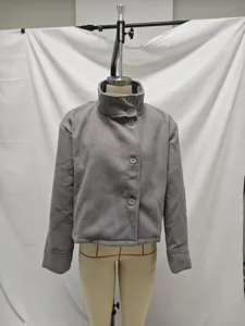 Détail de manteau en laine grise, avec col montant élégant et fermeture à boutons.