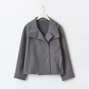 Femme manteau laine gris col montant manches longues bouton hiver mode veste detail style