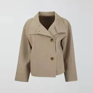Vue détaillée manteau en laine beige élégant pour femme, manches longues avec boutons hiver.