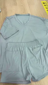 Λεπτομερής εικόνα από casual μονόχρωμο σετ πιτζάμας με V λαιμόκοψη, κοντό μανίκι και σορτς.