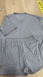 Λεπτομερής εικόνα από casual γκρι πιτζάμα σετ με V λαιμόκοψη και κοντά μανίκια για το καλοκαίρι.