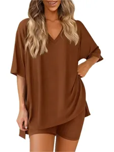 Σετ loungewear με τοπ κοντό μανίκι και σορτς σε καφέ χρώμα, άνετο για το καλοκαίρι.