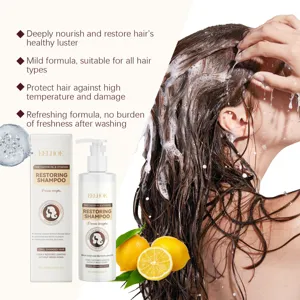 Vue de détail rapprochée du flacon de shampooing nourrissant aux vitamines essentielles.