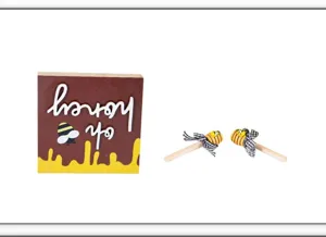 Λεπτομερής προβολή ξύλινου μπλοκ 'oh honey' και διακοσμητικών ράβδων για μέλι
