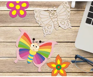 Détail montrant des objets artisanaux en bois de papillon et de fleur à peindre soi-même.