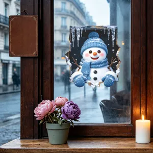 Close-up van schattige 3D sneeuwpop raamsticker met ijspegels op een glazen paneel