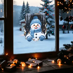 Detail van een 3D-sneeuwpop raamsticker met ijspegeleffect op een glazen vensterbank