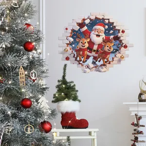 3D-Wandtattoo Weihnachtsmann und Rentiere an einer weißen Wohnzimmerwand angebracht.