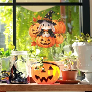 Niedlicher Halloween-Hasen-Wandaufkleber an einem sonnigen Fenster mit festlicher Deko